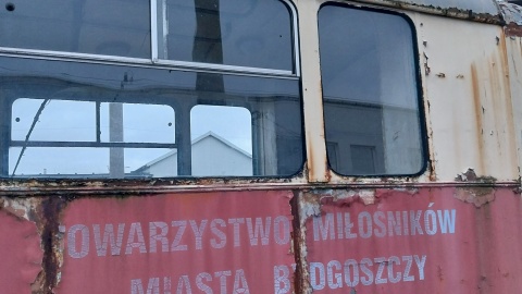 Od 2002 roku zabytkowy tramwaj 803N stoi pod gołym niebem, ale może się to zmienić. W ramach BBO pojazd może zostać wyremontowany/fot: Elżbieta Rupniewska