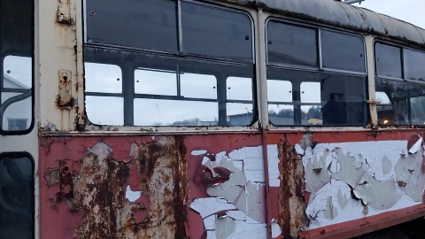 Od 2002 roku zabytkowy tramwaj 803N stoi pod gołym niebem, ale może się to zmienić. W ramach BBO pojazd może zostać wyremontowany/fot: Elżbieta Rupniewska