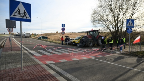 Rolnicy dołączyli się do akcji przewoźników, którzy blokują przejścia graniczne na południowym wschodzie kraju/fot: PAP/Darek Delmanowicz