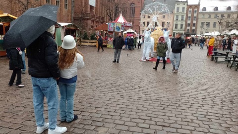 W Toruniu od dzisiaj można poczuć atmosferę zbliżających się Świąt Bożego Narodzenia. Bramy miejskiego jarmarku zostały otwarte/fot: Michał Zaręba