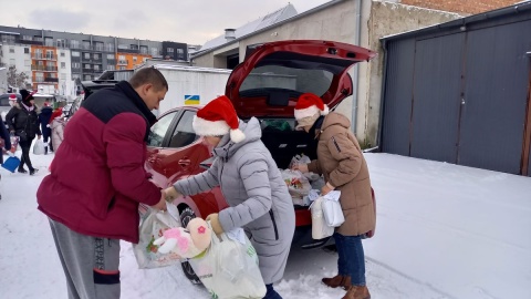Dwadzieścia samochodów wypełnionych prezentami wyruszyło w niedzielę z Bydgoszczy/fot. Tatiana Adonis