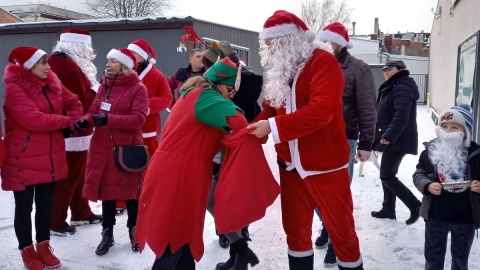 Dwadzieścia samochodów wypełnionych prezentami wyruszyło w niedzielę z Bydgoszczy/fot. Tatiana Adonis