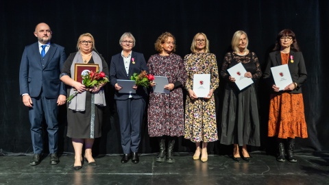 Obchody setnych urodzin Książnicy Kopernikańskiej były doskonałą okazją do świętowania i odznaczeń dla zasłużonych pracowników biblioteki/fot: Szymon Zdziebło dla UMWKP