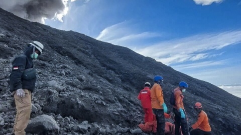 W wyniku erupcji zginęło co najmniej 13 osób/fot. W wyniku wybuchu zginęło co najmniej 13 osób/fot. BASARNAS/PAP/EPA