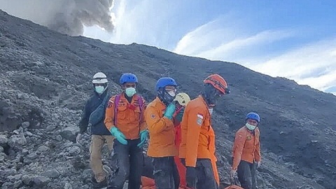 W wyniku erupcji zginęło co najmniej 13 osób/fot. W wyniku wybuchu zginęło co najmniej 13 osób/fot. BASARNAS/PAP/EPA