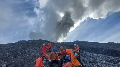 W wyniku erupcji zginęło co najmniej 13 osób/fot. W wyniku wybuchu zginęło co najmniej 13 osób/fot. BASARNAS/PAP/EPA