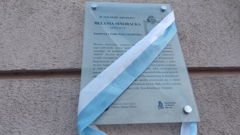 Tablicę poświęconą Melanii Sinorackiej, odsłonięto na podgórskiej kamienicy przy ul. Poznańskiej 125 w Toruniu/fot. Michał Zaręba