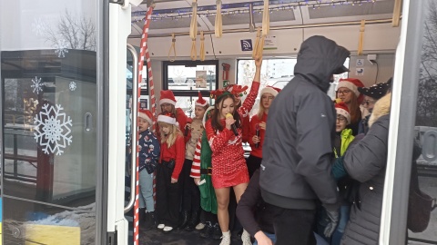 Za sprawą mikołajkowego tramwaju mieszkańcy Torunia już mogli poczuć atmosferę świąt/fot: Monika Kaczyńska