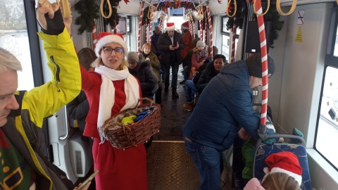 Za sprawą mikołajkowego tramwaju mieszkańcy Torunia już mogli poczuć atmosferę świąt/fot: Monika Kaczyńska