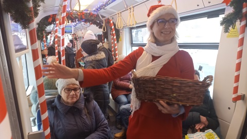 Za sprawą mikołajkowego tramwaju mieszkańcy Torunia już mogli poczuć atmosferę świąt/fot: Monika Kaczyńska