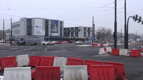 Z ul. Fordońskiej w Bydgoszczy zniknęły minironda. Po moście Kazimierza Wielkiego ruch wciąż odbywa się jedną nitką. (jw)