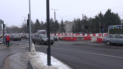 Z ul. Fordońskiej w Bydgoszczy zniknęły minironda. Po moście Kazimierza Wielkiego ruch wciąż odbywa się jedną nitką. (jw)