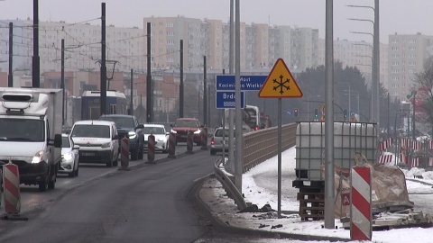 Z ul. Fordońskiej w Bydgoszczy zniknęły minironda. Po moście Kazimierza Wielkiego ruch wciąż odbywa się jedną nitką. (jw)