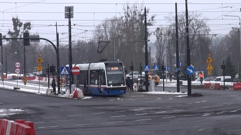 Z ul. Fordońskiej w Bydgoszczy zniknęły minironda. Po moście Kazimierza Wielkiego ruch wciąż odbywa się jedną nitką. (jw)