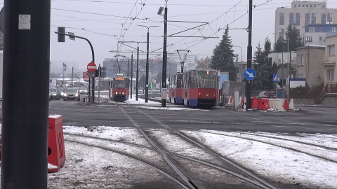 Z ul. Fordońskiej w Bydgoszczy zniknęły minironda. Po moście Kazimierza Wielkiego ruch wciąż odbywa się jedną nitką. (jw)