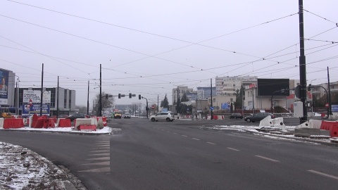 Z ul. Fordońskiej w Bydgoszczy zniknęły minironda. Po moście Kazimierza Wielkiego ruch wciąż odbywa się jedną nitką. (jw)