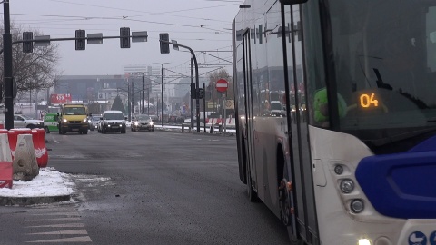 Z ul. Fordońskiej w Bydgoszczy zniknęły minironda. Po moście Kazimierza Wielkiego ruch wciąż odbywa się jedną nitką. (jw)