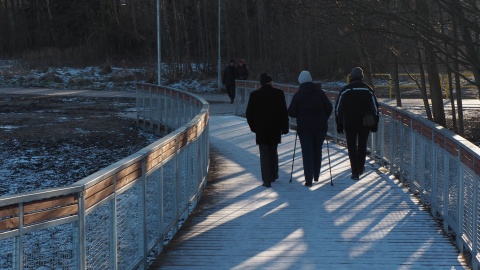 Tuchola wykorzystała trzymilionowe dofinansowanie ze środków państwa i wybudowała efektowną promenadę nad taflą jeziora Głęboczek/fot: jw)