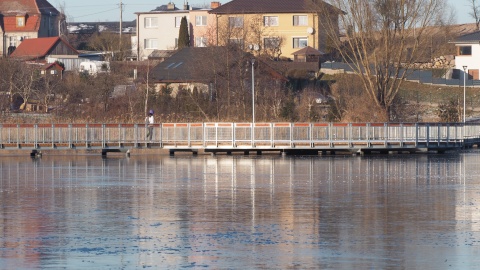 Tuchola wykorzystała trzymilionowe dofinansowanie ze środków państwa i wybudowała efektowną promenadę nad taflą jeziora Głęboczek/fot: jw)