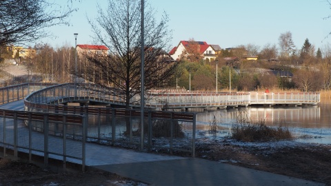 Tuchola wykorzystała trzymilionowe dofinansowanie ze środków państwa i wybudowała efektowną promenadę nad taflą jeziora Głęboczek/fot: jw)