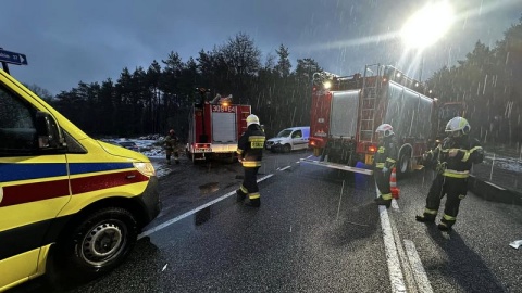 Jedna osoba zginęła w wypadku na DK nr 10 w Przyłubiu (w gm. Solec Kujawski). Na 291 km tej trasy zderzyły się dwa samochody osobowe. Łącznie pojazdami podróżowało 5 osób, 3 zostały ranne/fot. OSP Solec Kujawski/Facebook