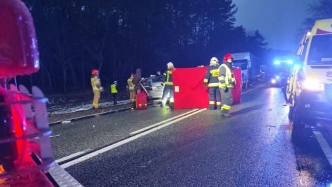 Jedna osoba zginęła w wypadku na DK nr 10 w Przyłubiu (w gm. Solec Kujawski). Na 291 km tej trasy zderzyły się dwa samochody osobowe. Łącznie pojazdami podróżowało 5 osób, 3 zostały ranne/fot. OSP Solec Kujawski/Facebook