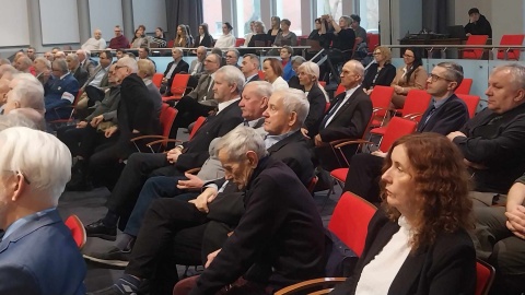 Młodzież z bydgoskich szkół wzięła udział w konferencji poświęconej rocznicy wprowadzenia stanu wojennego. Nie zabrakło również odznaczeń dla mieszkańców regionu, którzy kładli nacisk na dokumentowanie tej historii/fot: Jolanta Fischer