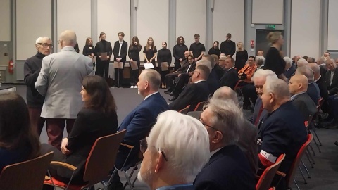 Młodzież z bydgoskich szkół wzięła udział w konferencji poświęconej rocznicy wprowadzenia stanu wojennego. Nie zabrakło również odznaczeń dla mieszkańców regionu, którzy kładli nacisk na dokumentowanie tej historii/fot: Jolanta Fischer