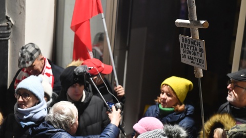 Przed budynkiem TVP w Warszawie odbyła się manifestacja w obronie Telewizji Polskiej/fot. PAP/Piotr Nowak