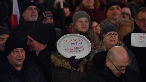 Przed budynkiem TVP w Warszawie odbyła się manifestacja w obronie Telewizji Polskiej/fot. PAP/Piotr Nowak