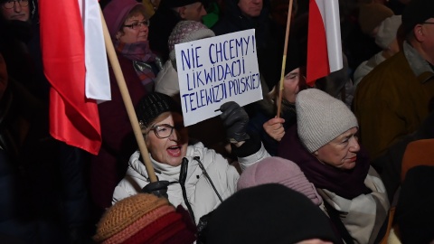 Przed budynkiem TVP w Warszawie odbyła się manifestacja w obronie Telewizji Polskiej/fot. PAP/Piotr Nowak