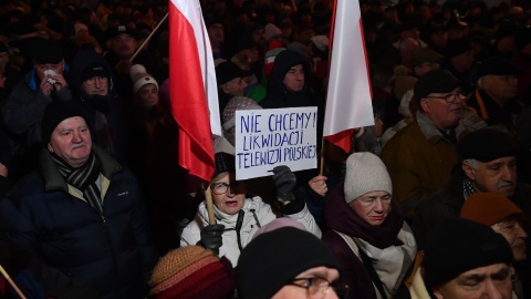 Przed budynkiem TVP w Warszawie odbyła się manifestacja w obronie Telewizji Polskiej/fot. PAP/Piotr Nowak