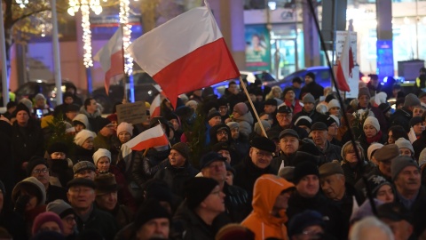 Przed budynkiem TVP w Warszawie odbyła się manifestacja w obronie Telewizji Polskiej/fot. PAP/Piotr Nowak