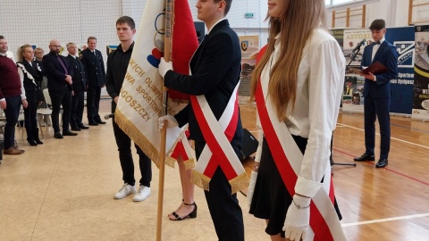 Uroczystość nadania sztandaru XI Liceum Ogólnokształcącemu im. Bydgoskich Olimpijczyków Mistrzostwa Sportowego w Bydgoszczy/fot. Elżbieta Rupniewska