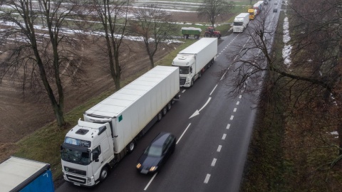 Kolejka tirów na przejściu granicznym w Dorohusku/fot. Wojtek Jargiło, PAP