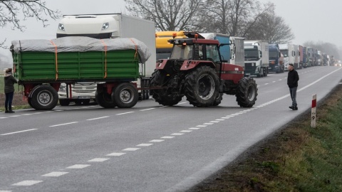 Kolejka tirów na przejściu granicznym w Dorohusku/fot. Wojtek Jargiło, PAP