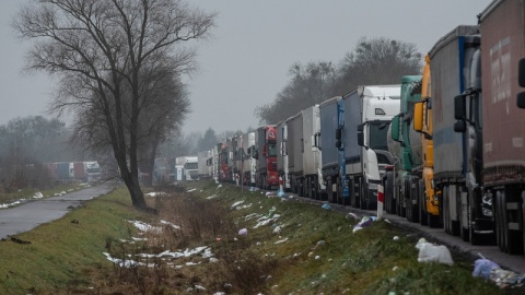 Kolejka tirów na przejściu granicznym w Dorohusku/fot. Wojtek Jargiło, PAP