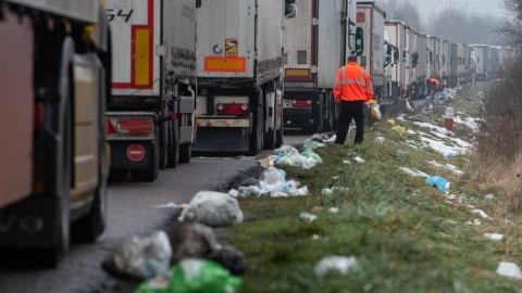 Kolejka tirów na przejściu granicznym w Dorohusku/fot. Wojtek Jargiło, PAP