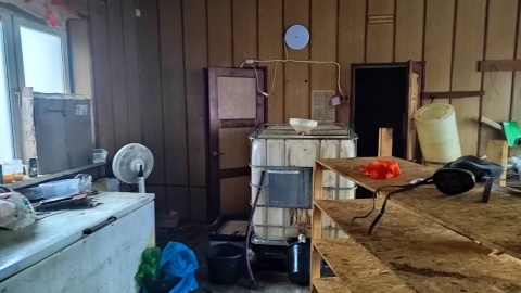Skoordynowana akcja policjantów pozwoliła zlikwidować laboratorium narkotykowe w Koninie. Funkcjonariusze zabezpieczyli blisko pół tonu/fot: KWP Bydgoszcz
