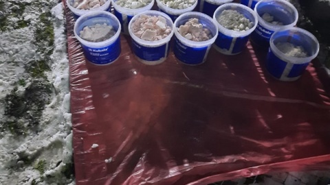 Skoordynowana akcja policjantów pozwoliła zlikwidować laboratorium narkotykowe w Koninie. Funkcjonariusze zabezpieczyli blisko pół tonu/fot: KWP Bydgoszcz