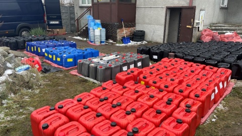 Skoordynowana akcja policjantów pozwoliła zlikwidować laboratorium narkotykowe w Koninie. Funkcjonariusze zabezpieczyli blisko pół tonu/fot: KWP Bydgoszcz