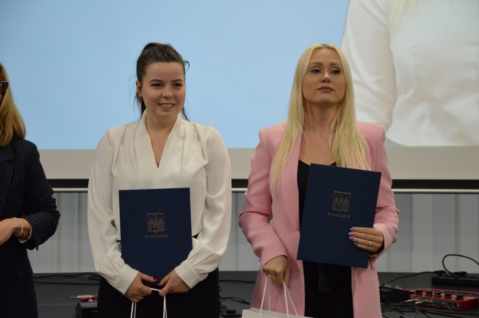 Aneta Stankiewicz (po prawej) z drugim medalem ME/fot.: Patryk Głowacki