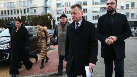 Posłowie PiS oraz dyrektor Centrum Monitoringu Wolności Prasy SDP Jolanta Hajdasz (z lewej) oraz odwołana przez ministra kultury i dziedzictwa narodowego z funkcji prezesa Polskiego Radia Agnieszka Kamińska (druga od lewej) przed rozpoczęciem kontroli poselskiej parlamentarzystów PiS w siedzibie Polskiego Radia w Warszawie/PAP/Leszek Szymański
