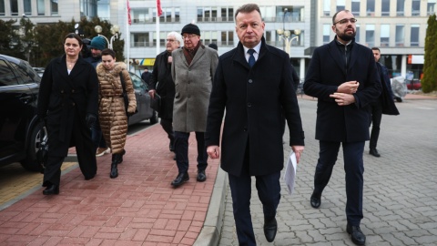 Posłowie PiS oraz dyrektor Centrum Monitoringu Wolności Prasy SDP Jolanta Hajdasz (z lewej) oraz odwołana przez ministra kultury i dziedzictwa narodowego z funkcji prezesa Polskiego Radia Agnieszka Kamińska (2L) przed rozpoczęciem kontroli poselskiej parlamentarzystów PiS w siedzibie Polskiego Radia w Warszawie/PAP/Leszek Szymański
