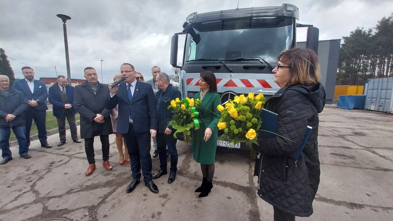 Zakład Wodociągów i Usług Komunalnych w Białych Błotach otrzymał nowy pojazd specjalistyczny typu WOMA./fot. Jolanta Fischer