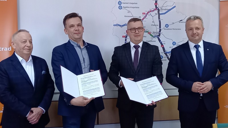 Umowa na budowę ścieżki pieszo-rowerowej na trasie Brzoza - Nowa Wieś Wielka podpisana/fot. Tatiana Adonis