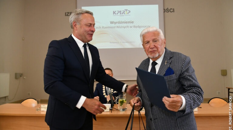 Jacek Stoppel, mistrz fryzjerski, otrzymał Medal Prezydenta Miasta Bydgoszczy/fot. Robert Sawicki/UM Bydgoszcz/izbarzem.pl
