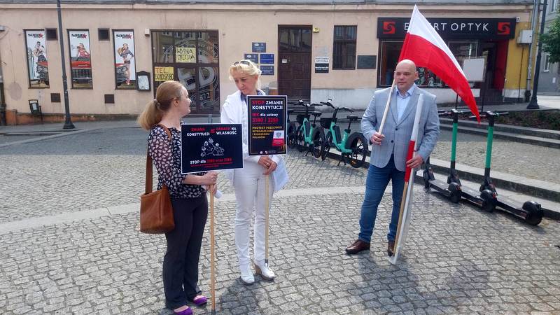 Konfederacja Korony Polskiej sprzeciwia się zmianie konstytucji. Bydgoscy działacze skrytykowali publicznie projekt posłów Prawa i Sprawiedliwości/fot. Jolanta Fischer