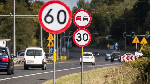 GDDKiA sprawdzi, czy na drogach nie ma zbędnych znaków. Kierowcy mogą pomóc