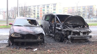 Trzy samochody doszczętnie spłonęły na bydgoskich Wyżynach [wideo, zdjęcia]